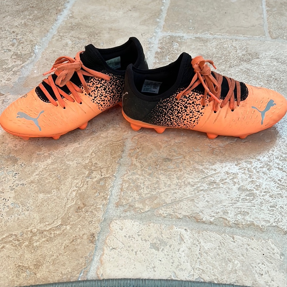 Boys PUMA Future Z Soccer Cleat - Size 3 EUC Neon Orange/Black